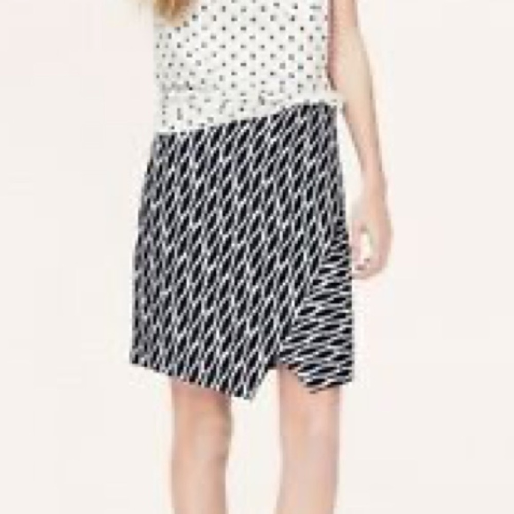 LOFT NWT navy & white ikat wrap skirt 💙